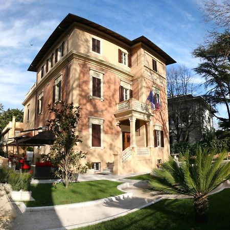 Unahotels Villa Dei Platani Foligno Ngoại thất bức ảnh