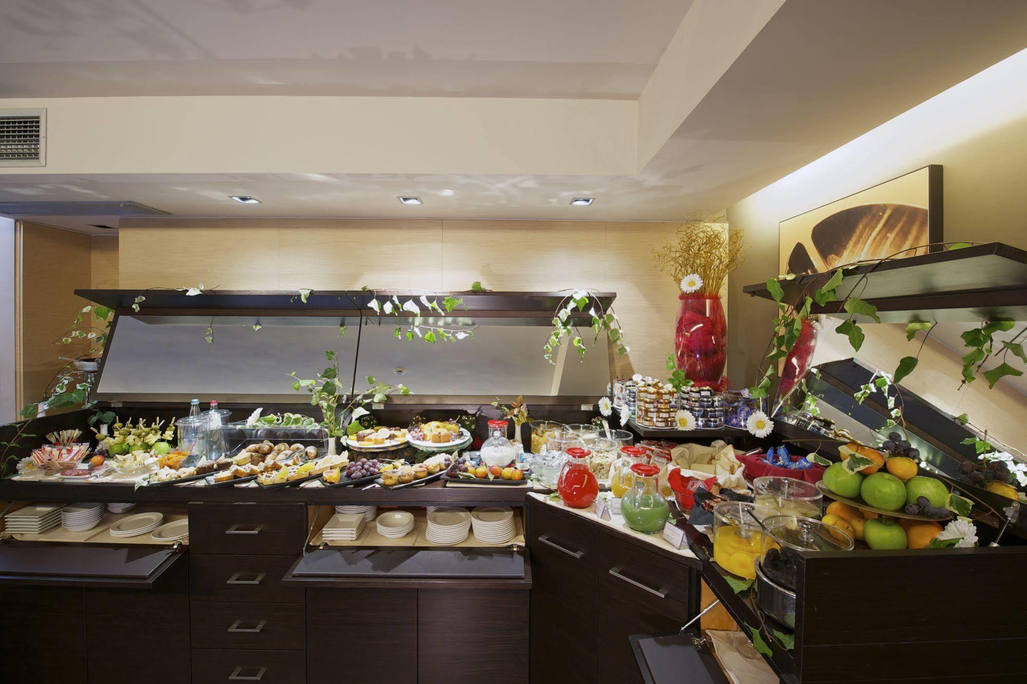 Unahotels Villa Dei Platani Foligno Ngoại thất bức ảnh