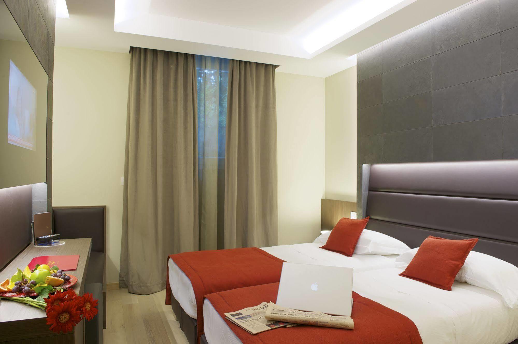 Unahotels Villa Dei Platani Foligno Ngoại thất bức ảnh
