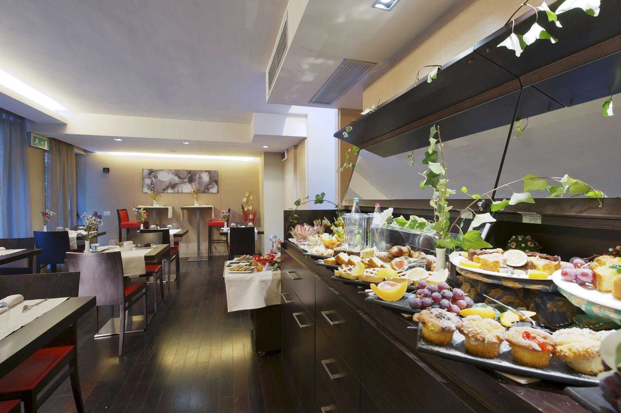 Unahotels Villa Dei Platani Foligno Ngoại thất bức ảnh